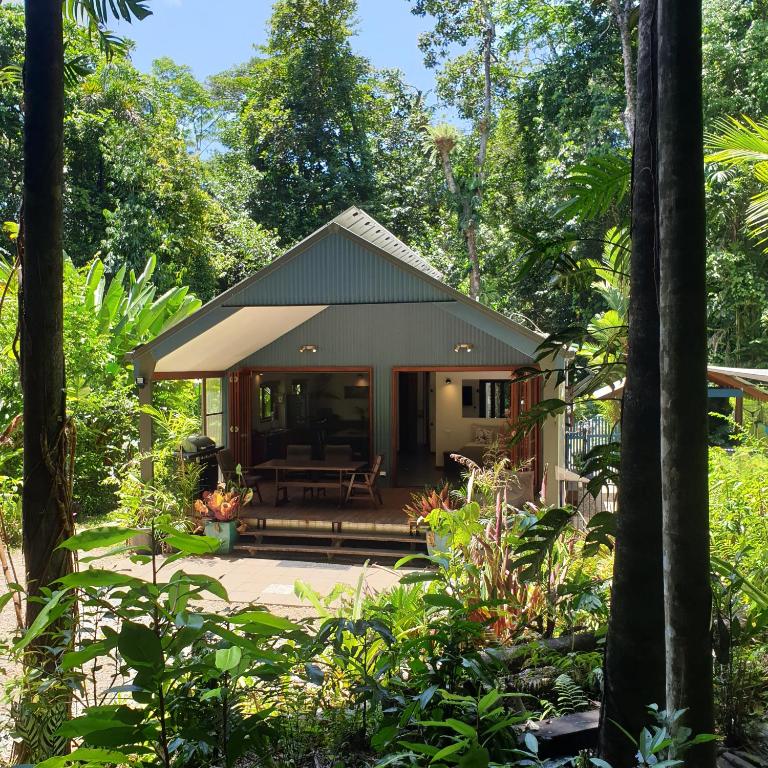 una pequeña casa en medio de un bosque en Forest views, en Diwan