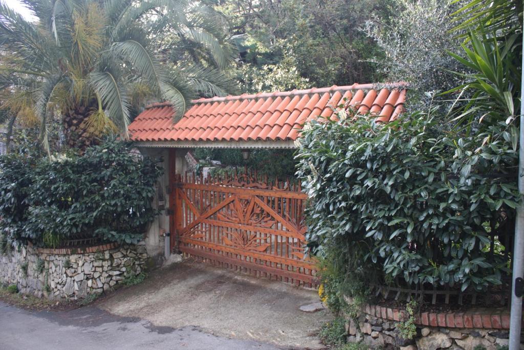 Casa con puerta de madera y techo rojo en Bed & Breakfast Lujocanda, en Casarza Ligure