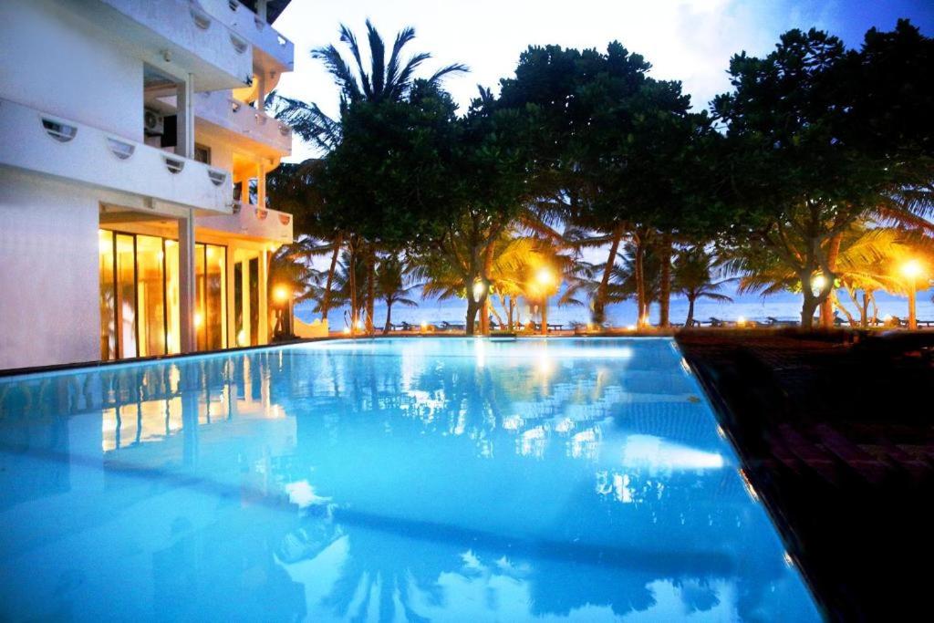 Bazén v ubytování Oasey Beach Hotel nebo v jeho okolí