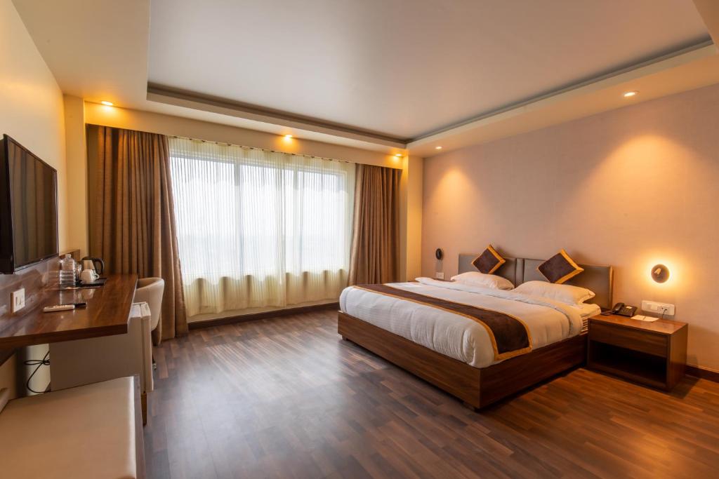 Postel nebo postele na pokoji v ubytování Gorakha Hotel