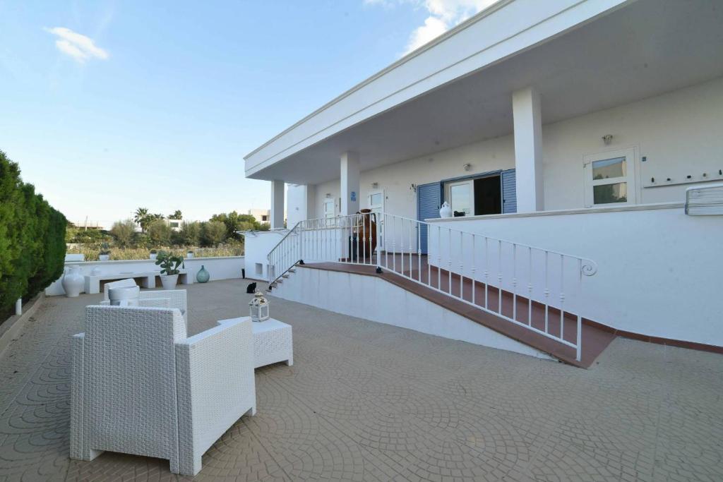 A balcony or terrace at La Caletta Bed and Breakfast
