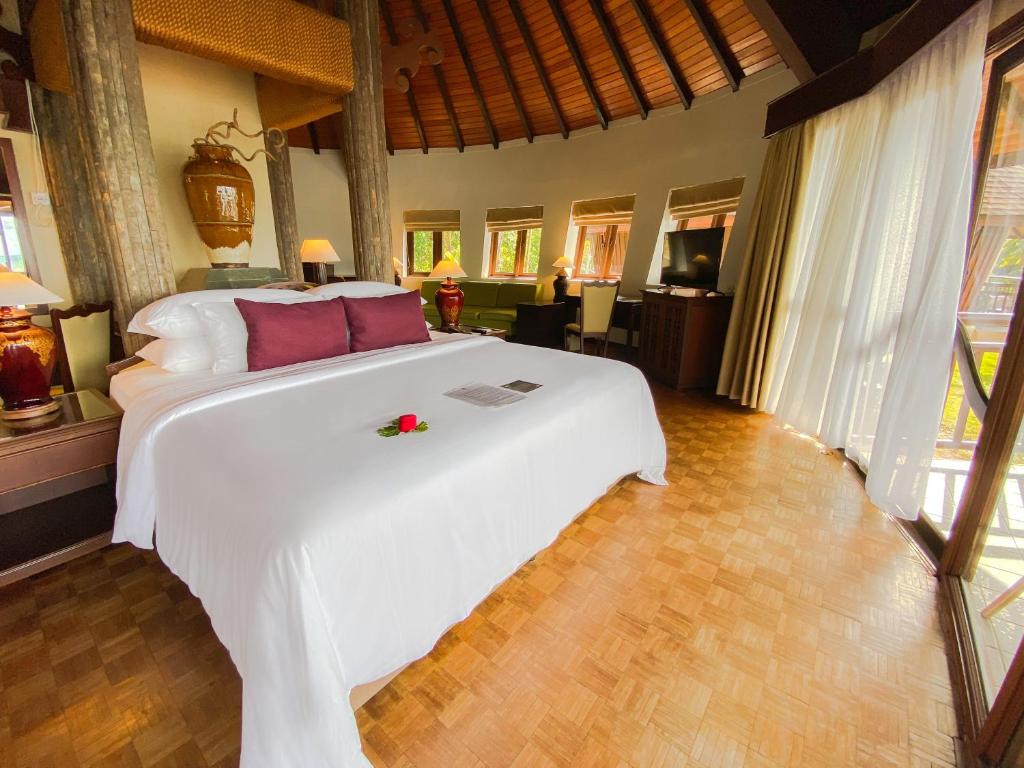 
A bed or beds in a room at Damai Beach Resort
