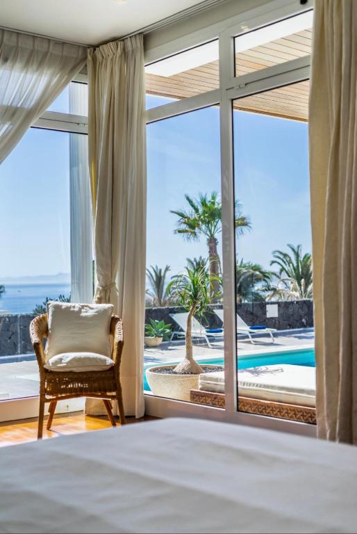 Bazén v ubytovaní Villa Dois Mares Puerto Calero alebo v jeho blízkosti