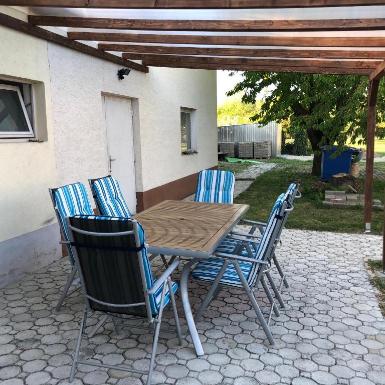 Patio alebo iná vonkajšia časť ubytovania Elvira Vendégház