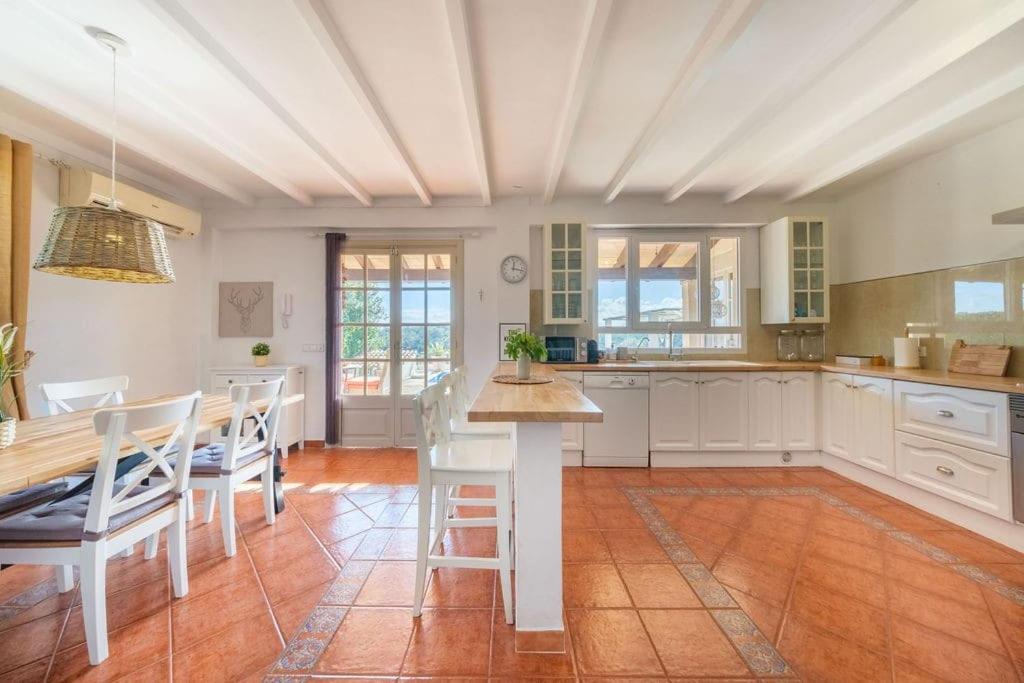 Kuchyň nebo kuchyňský kout v ubytování Magnifica Villa tranquila en el centro de Mallorca