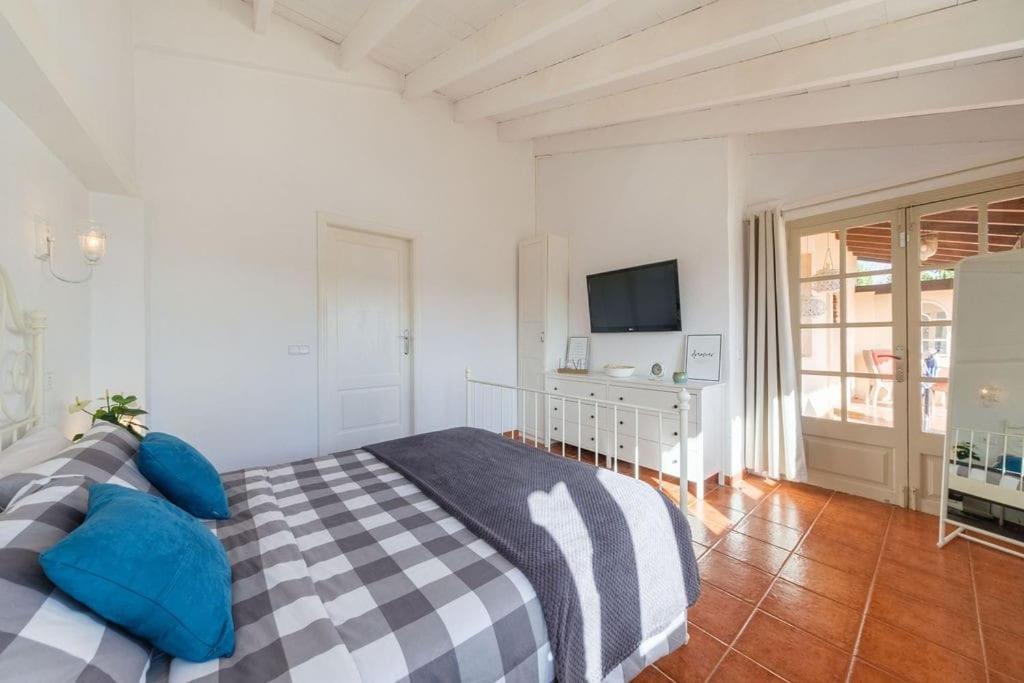 Postel nebo postele na pokoji v ubytování Magnifica Villa tranquila en el centro de Mallorca