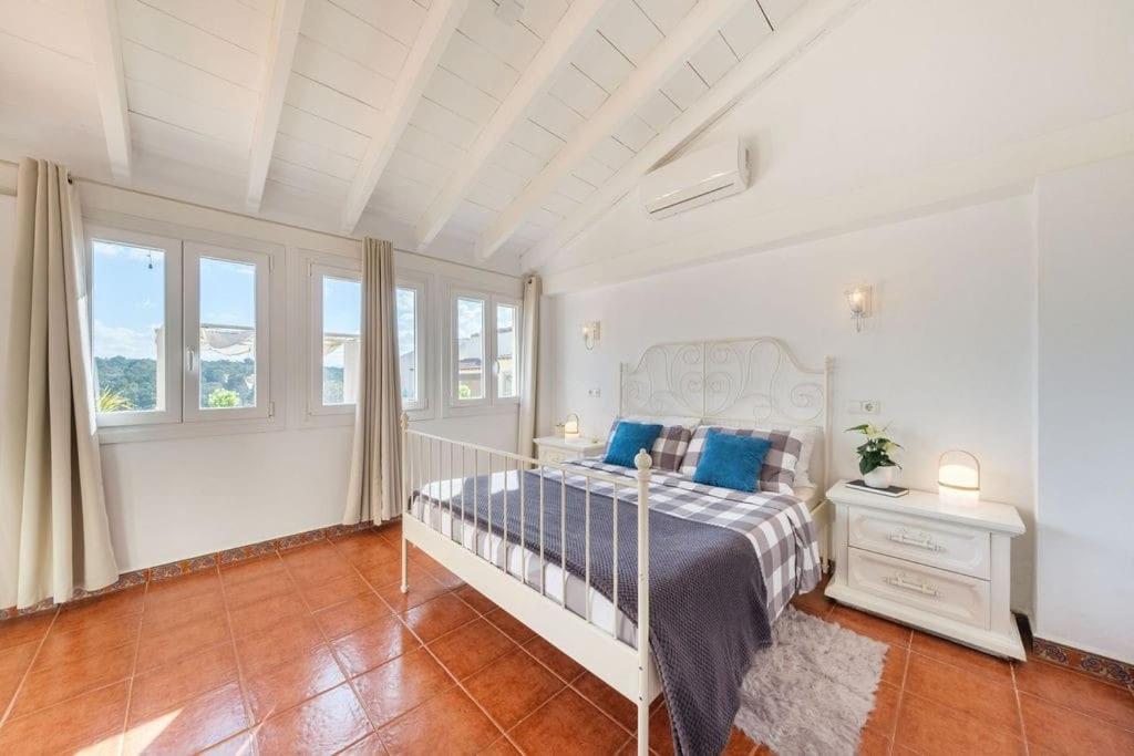 Postel nebo postele na pokoji v ubytování Magnifica Villa tranquila en el centro de Mallorca