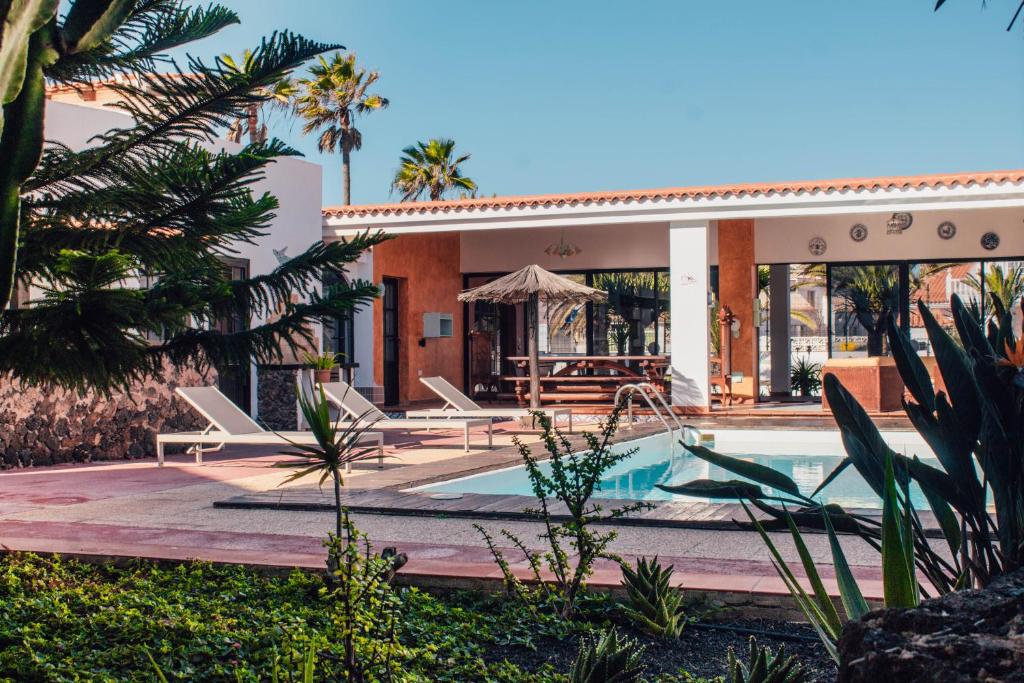 Bazén v ubytovaní Miramar Boutique Apartments ADULTS ONLY CORRALEJO alebo v jeho blízkosti