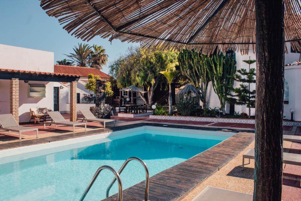 Bazén v ubytovaní Miramar Boutique Apartments ADULTS ONLY CORRALEJO alebo v jeho blízkosti