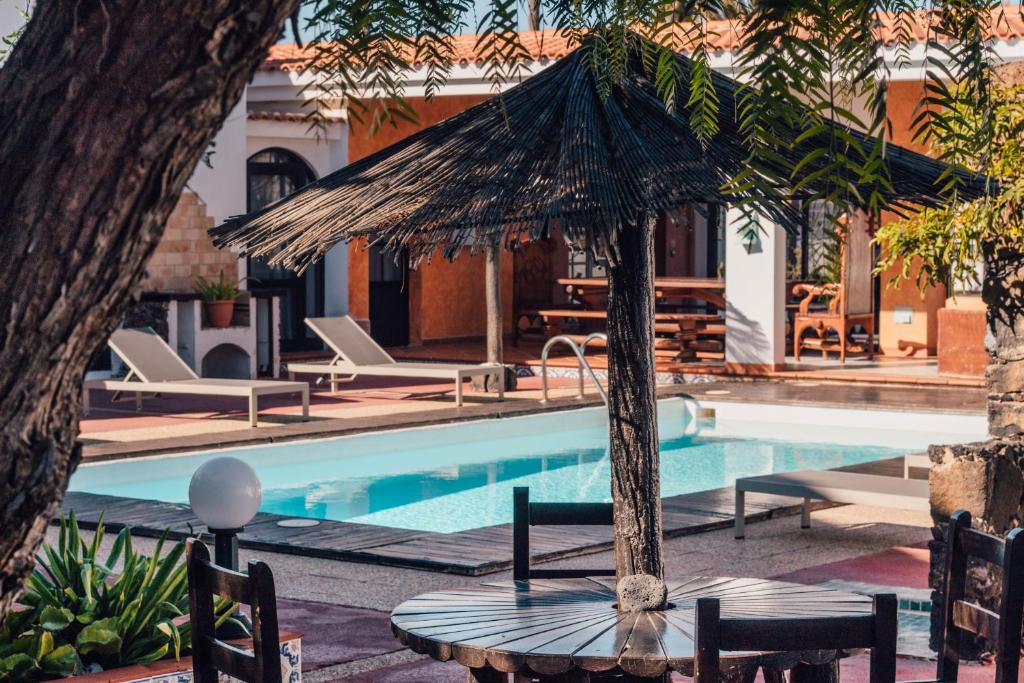 Bazén v ubytovaní Miramar Boutique Apartments ADULTS ONLY CORRALEJO alebo v jeho blízkosti