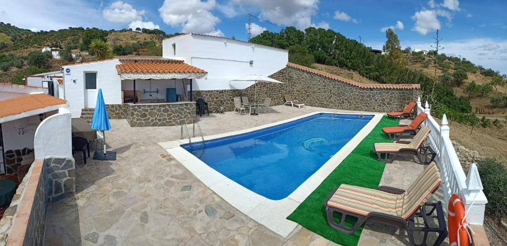 a villa with a swimming pool and a house at Casa Rural La Higuera 2 in La Joya