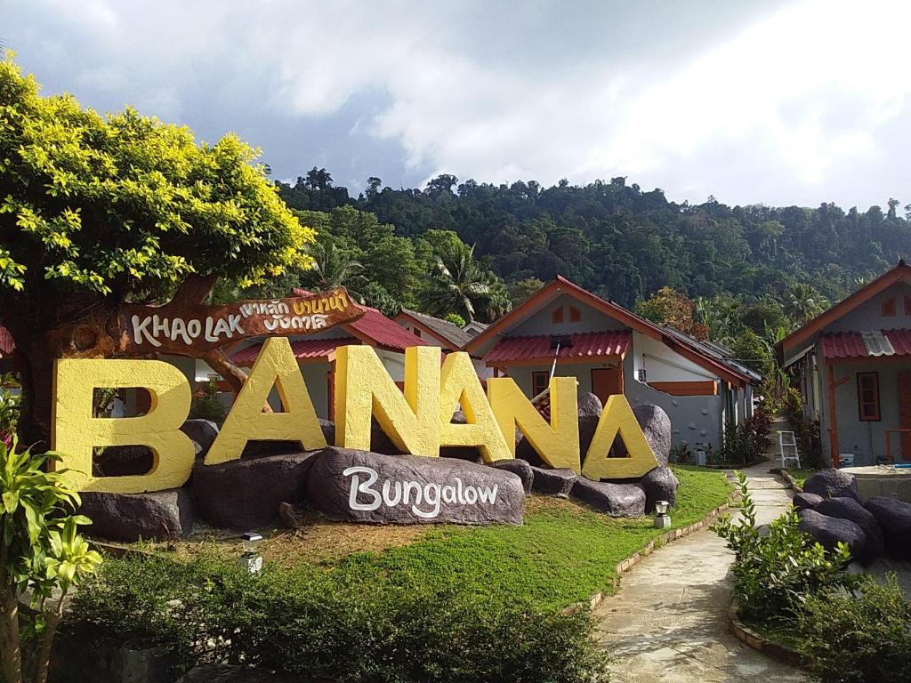 um sinal que diz "bannana" em frente às casas em Khaolak Banana Bungalow em Khao Lak