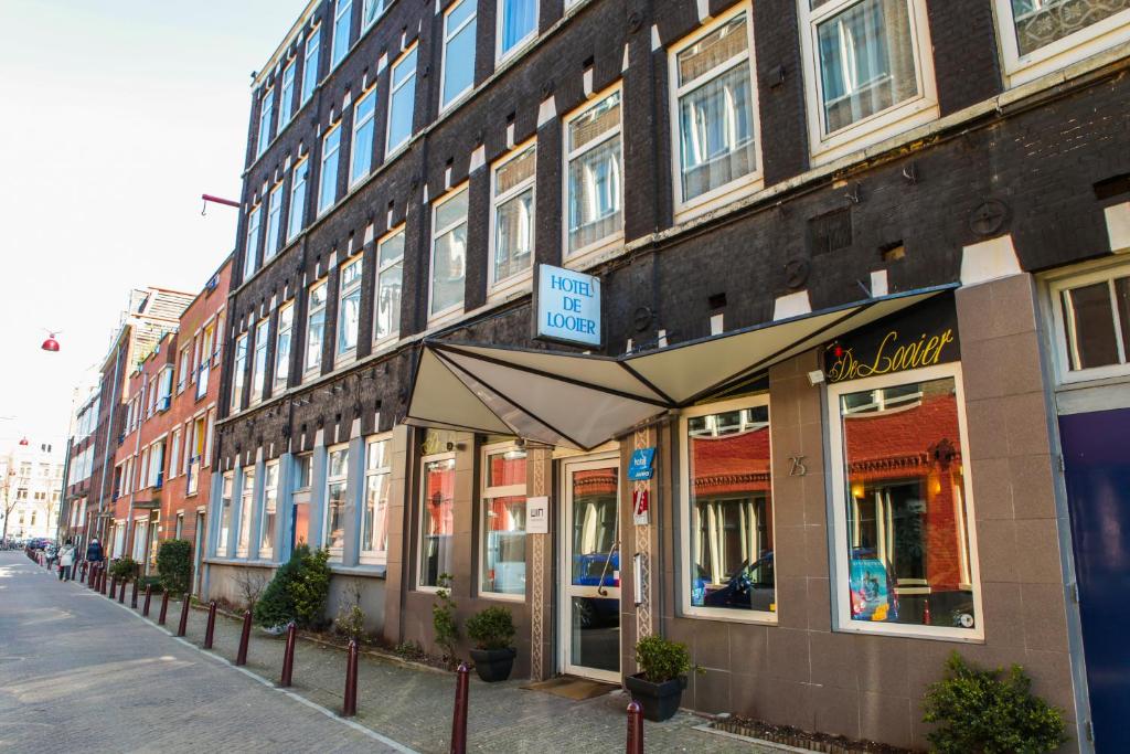 een gebouw aan de straatkant bij Hotel De Looier in Amsterdam