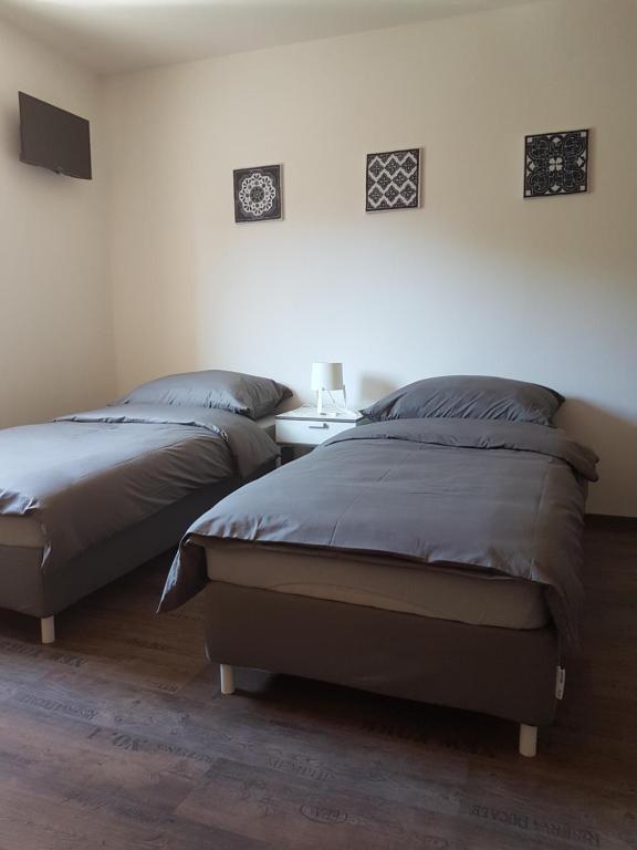 twee bedden naast elkaar in een slaapkamer bij Apartment House Staňkov in Staňkov