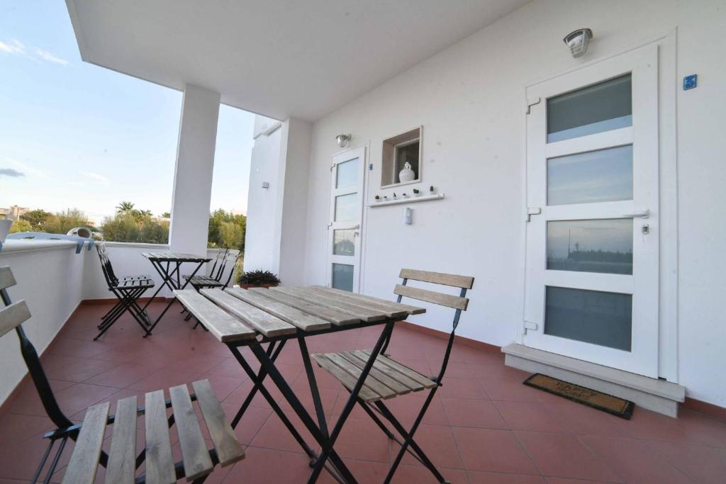 A balcony or terrace at La Caletta Bed and Breakfast