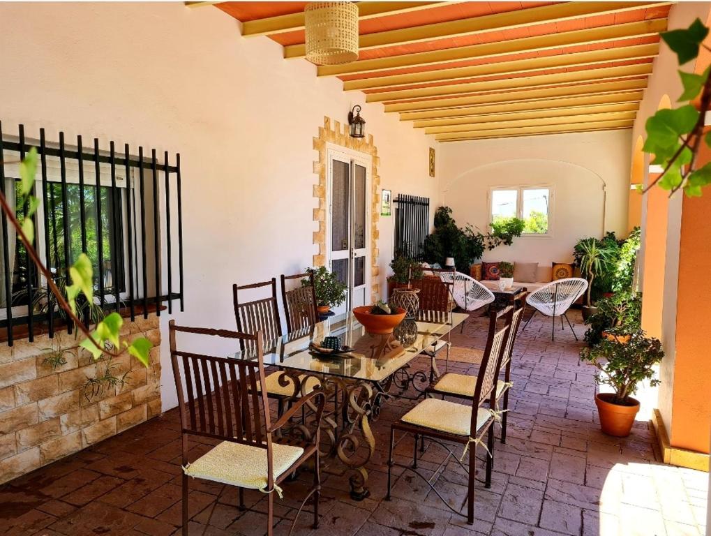 A seating area at Villa Mirador del Sol, 45min playas de Doñana, 35min de Sevilla