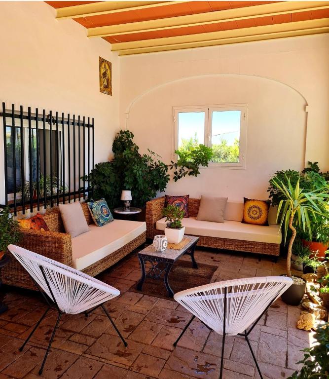 A seating area at Villa Mirador del Sol, 45min playas de Doñana, 35min de Sevilla