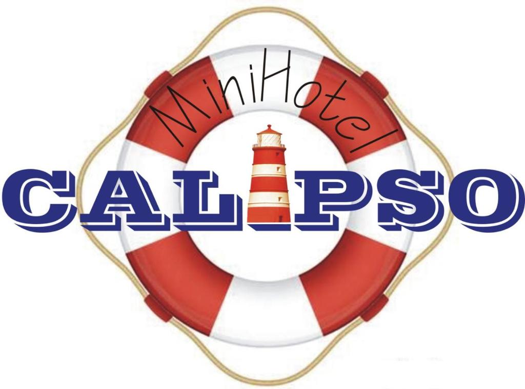 ハルキウにあるHotel Calipsoの灯台付きガソリンスタンドのロゴ