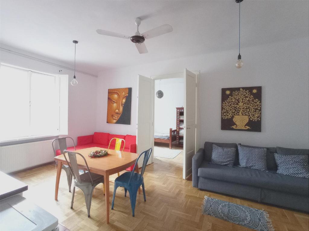 un soggiorno con tavolo e divano di Bp SOHO GRAND Apartment a Budapest