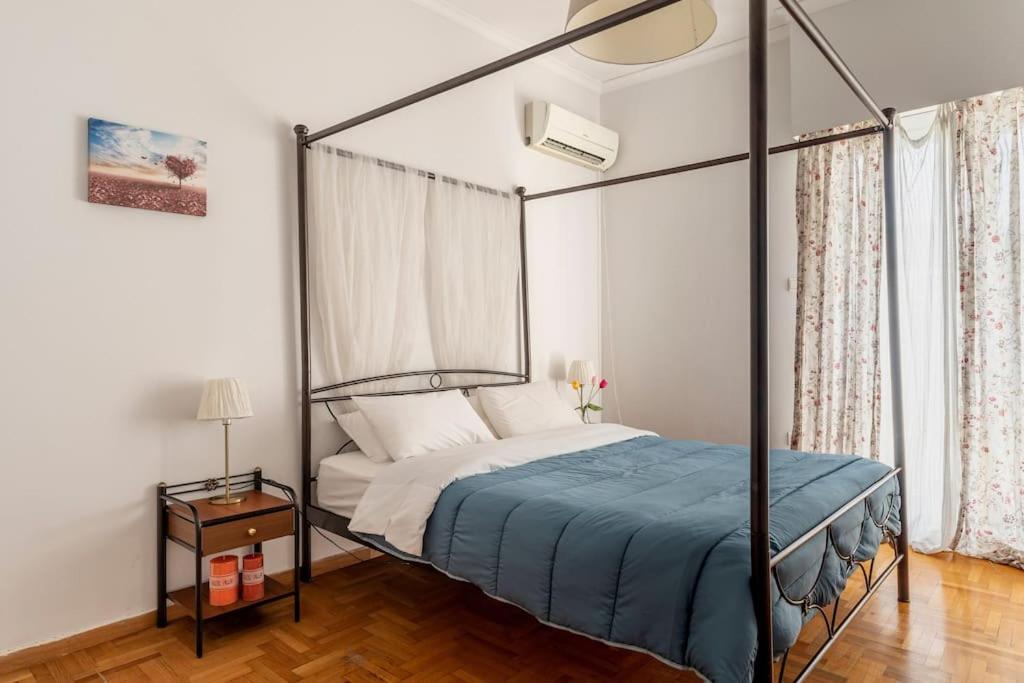 Łóżko lub łóżka w pokoju w obiekcie Eχquisite apt in Acropolis-plaka/vaccinatedHost