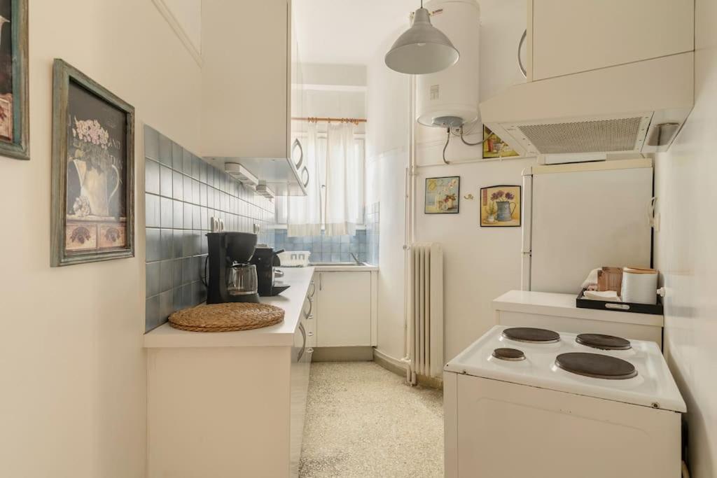 Kuchnia lub aneks kuchenny w obiekcie Eχquisite apt in Acropolis-plaka/vaccinatedHost