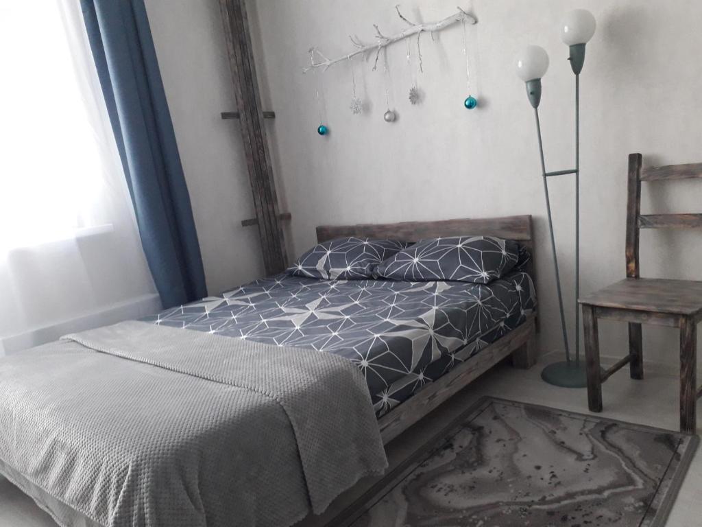Una cama o camas en una habitación de Студия посуточно около аэропорта Стригино