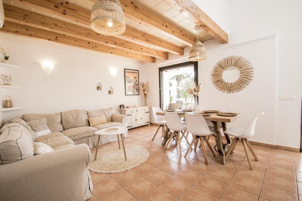 sala de estar con sofá y mesa en Villa Alegria 55 Cala Serena, en Felanitx