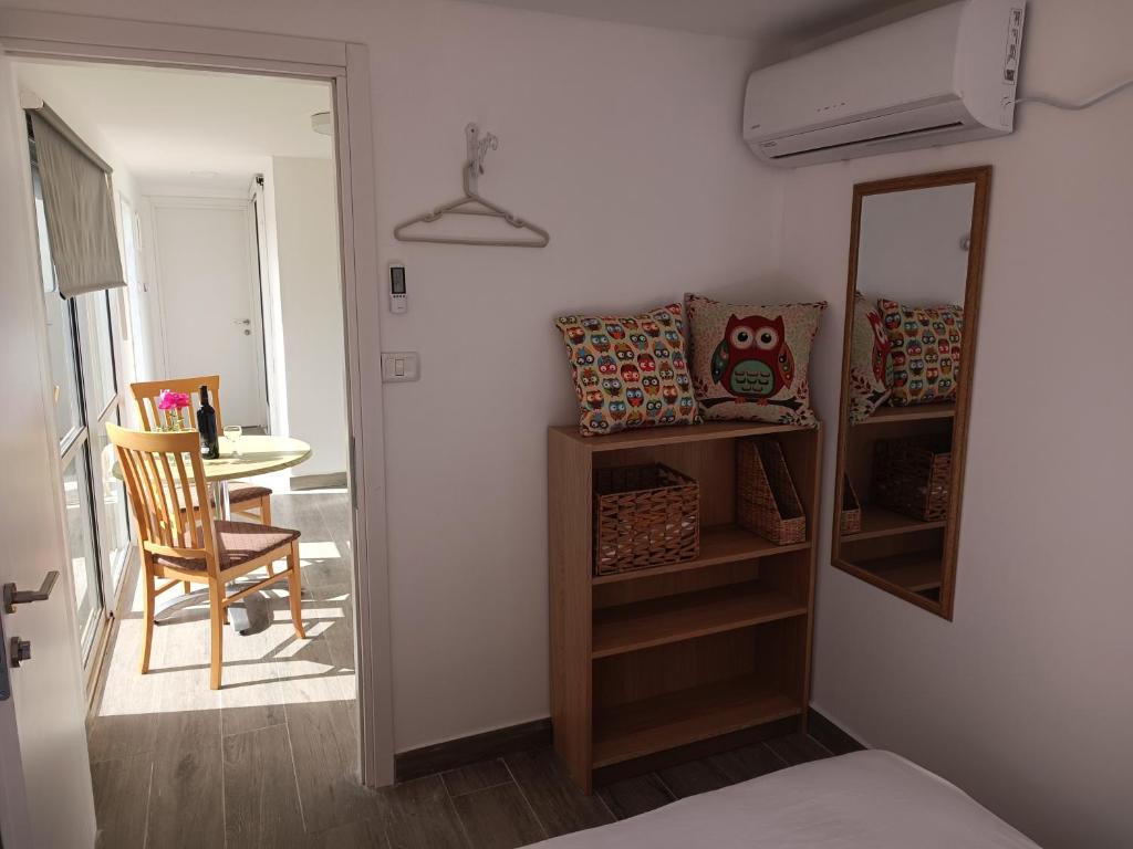 Ένα ή περισσότερα κρεβάτια σε δωμάτιο στο חאן בכפר במשק בלה מאיה - הצימר