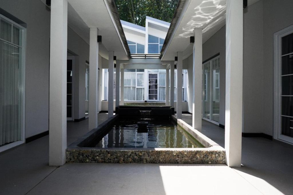 un corridoio di un edificio con piscina d'acqua di Villa Languket I a Bedoyo