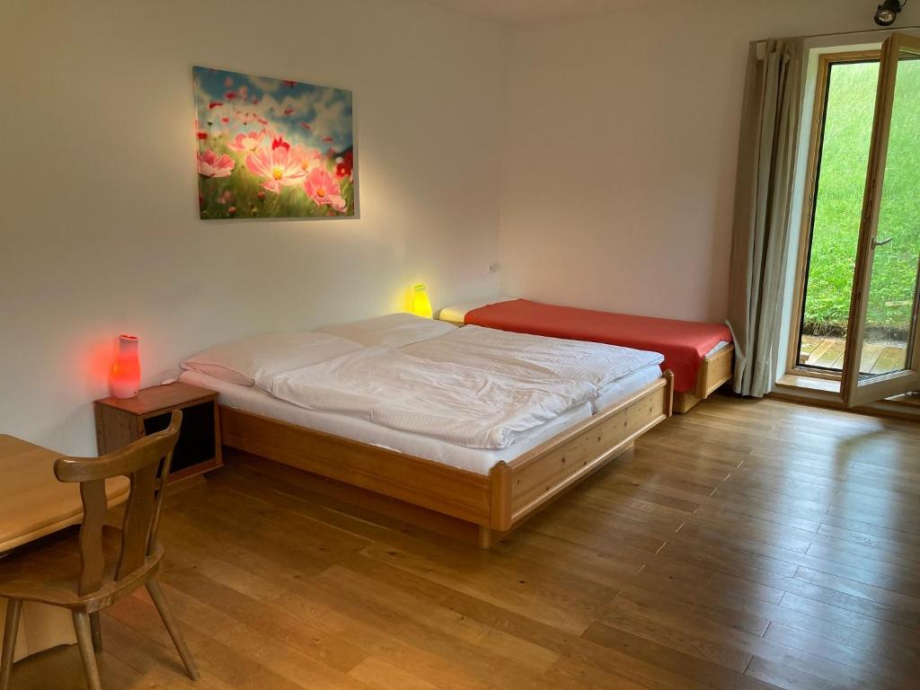 Postel nebo postele na pokoji v ubytování Bühnenwirtshaus Juster