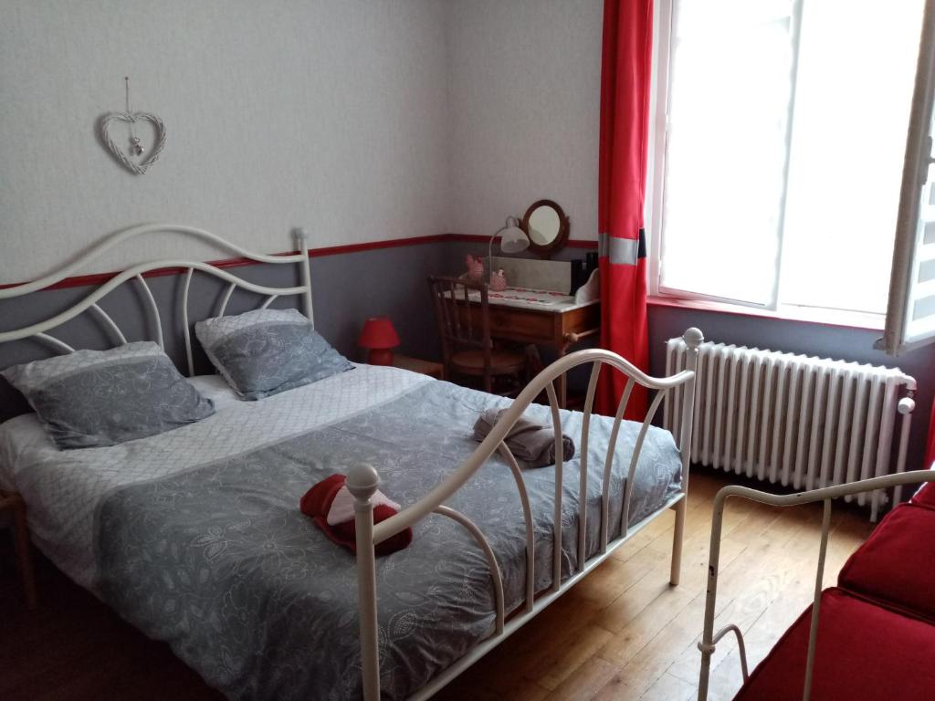 Postel nebo postele na pokoji v ubytování GITE LES 27 ROSES ET PLUS