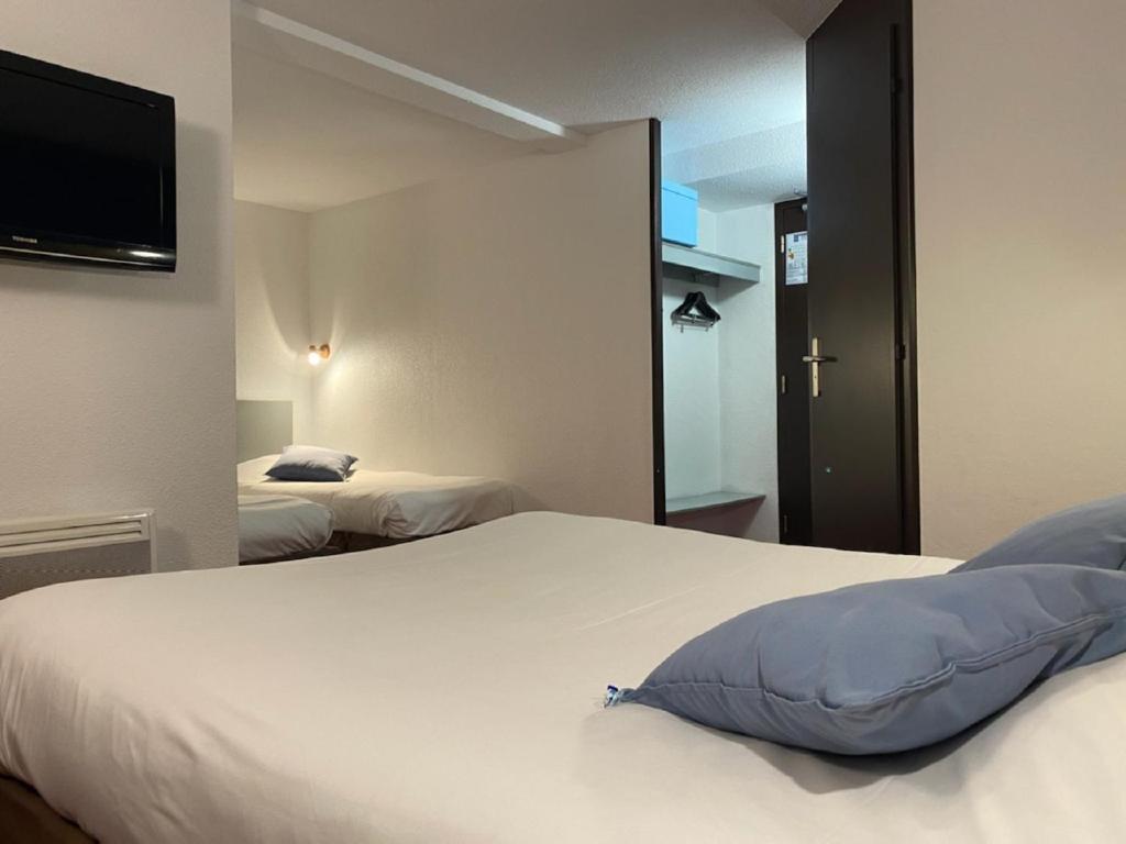 Postel nebo postele na pokoji v ubytování Enzo Hotels Vierzon by Kyriad Direct