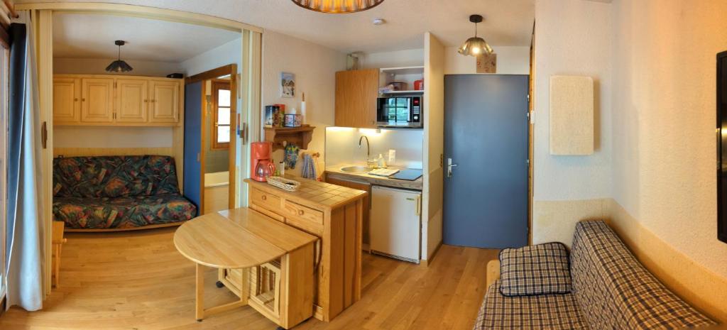 Kuchyň nebo kuchyňský kout v ubytování Studio sympa a saint Gervais les bains
