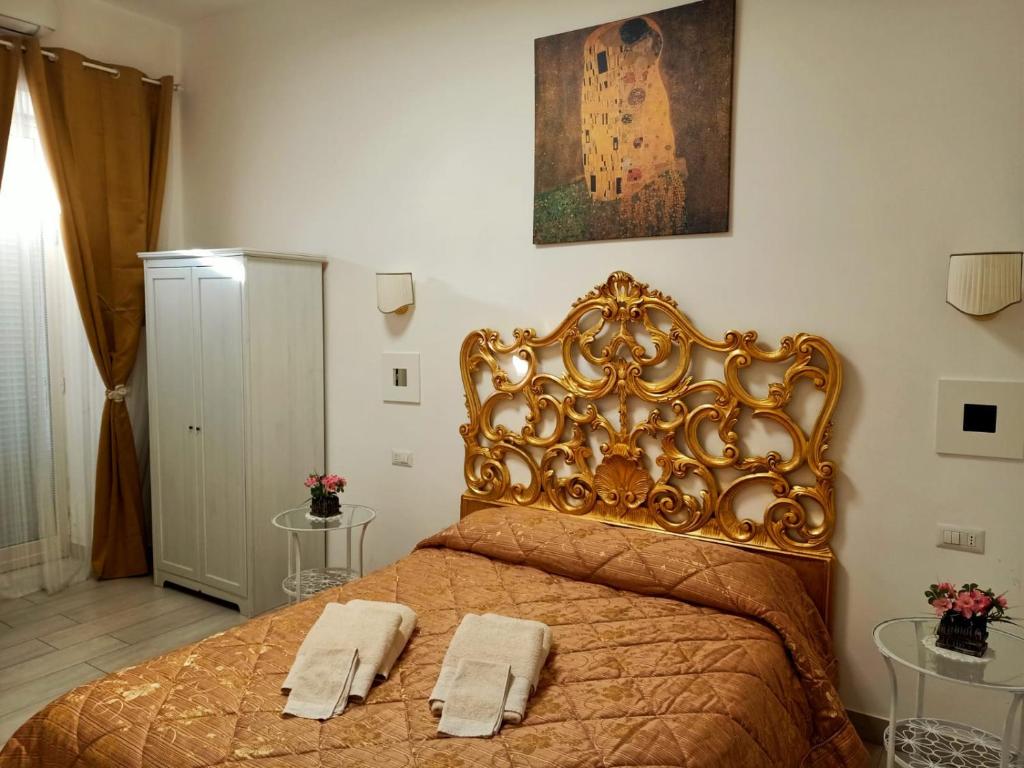 een slaapkamer met een bed met twee handdoeken erop bij Domus San Biagio 14 in Napels