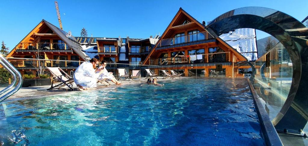 - un groupe de personnes dans la piscine d'un complexe dans l'établissement VIP Apartamenty ROYAL SPA, à Zakopane