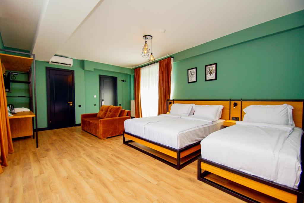 Postel nebo postele na pokoji v ubytování Borjomi Bridge Hotel