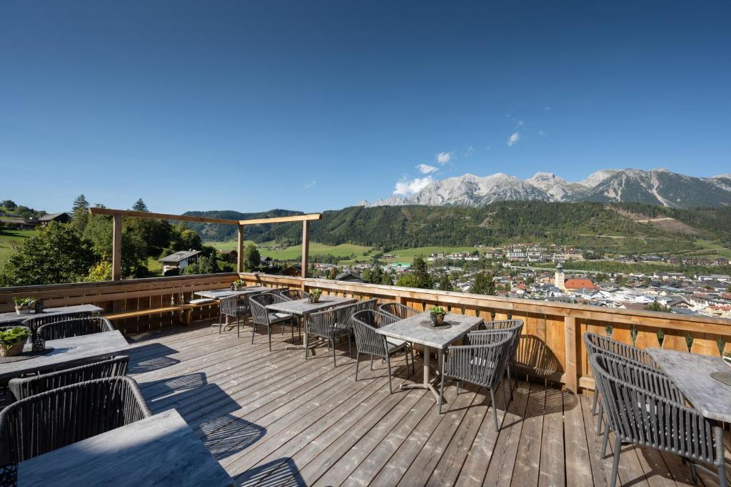 A general mountain view or a mountain view taken from a vendégházakat