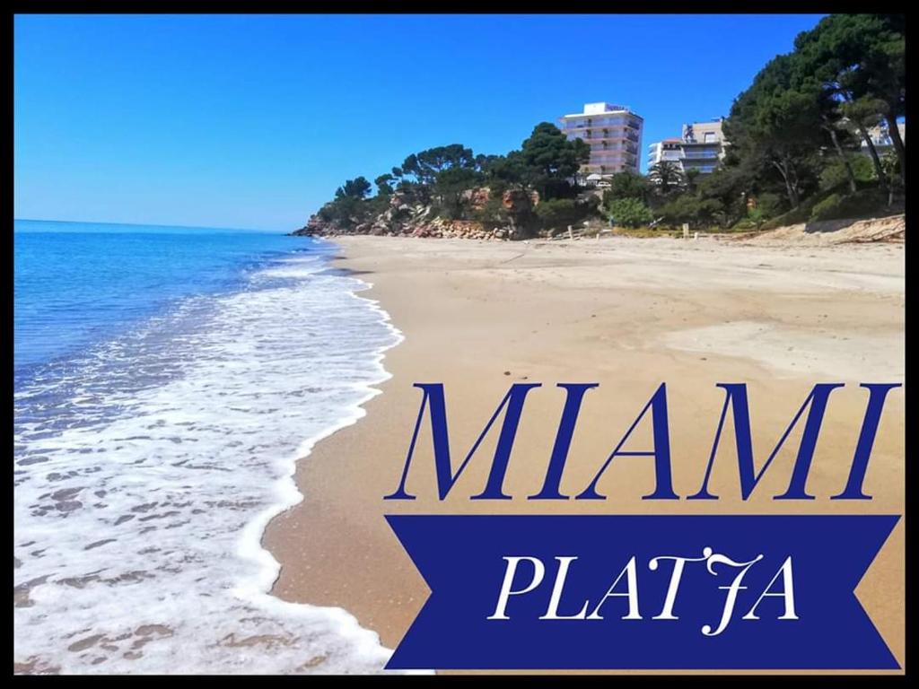 una foto de una playa con las palabras miami plaza en Apartamento Family, en Miami Platja