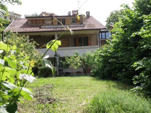 una casa con un patio delante de ella en Villa Ca' dell'Olmo, en Monteciccardo