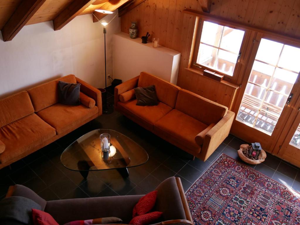 una vista aérea de una sala de estar con sofás y una mesa en Tga Clavo, en Filisur