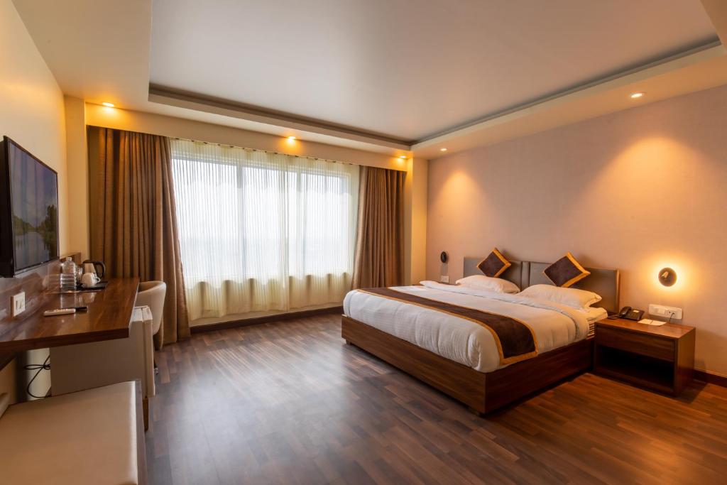 Postel nebo postele na pokoji v ubytování Gorakha Hotel