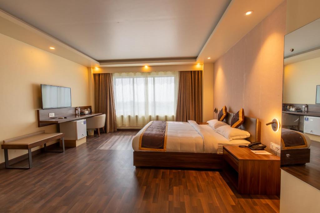 Postel nebo postele na pokoji v ubytování Gorakha Hotel