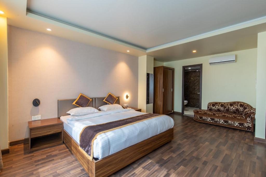 Postel nebo postele na pokoji v ubytování Gorakha Hotel