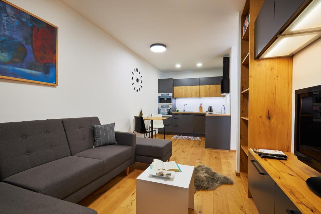 un salon avec un canapé et une table dans l'établissement RV Apartment Onyx, à Starý Smokovec