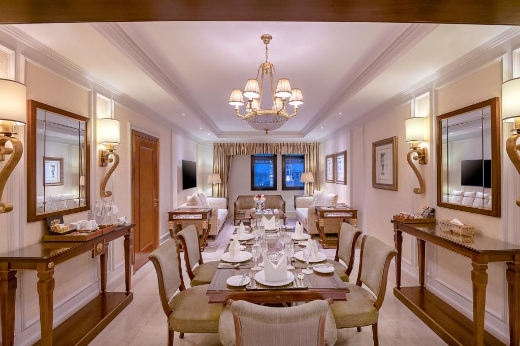 The Oberoi Madina المدينة أوبروي tesisinde bir televizyon ve/veya eğlence merkezi