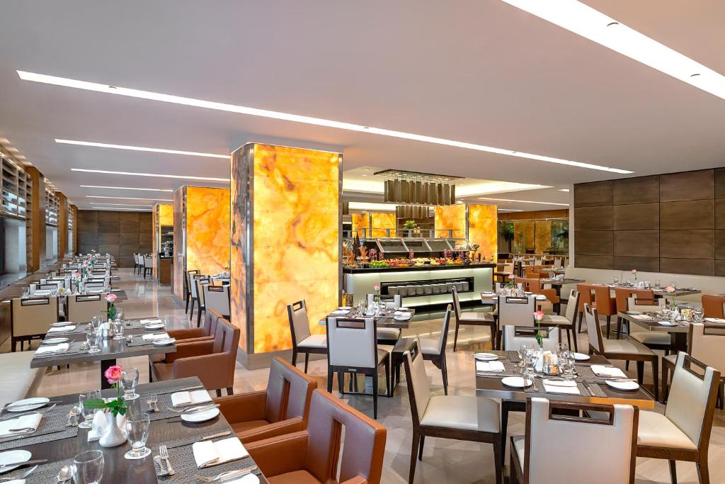 The Oberoi Madina المدينة أوبروي tesisinde bir restoran veya yemek mekanı