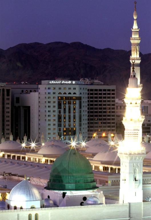 Otelden çekilmiş Medine şehrinin genel bir manzarası veya şehir manzarası