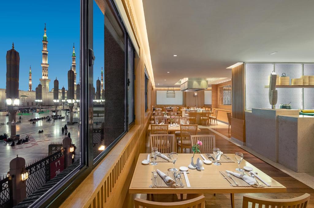 The Oberoi Madina المدينة أوبروي tesisinde bir restoran veya yemek mekanı