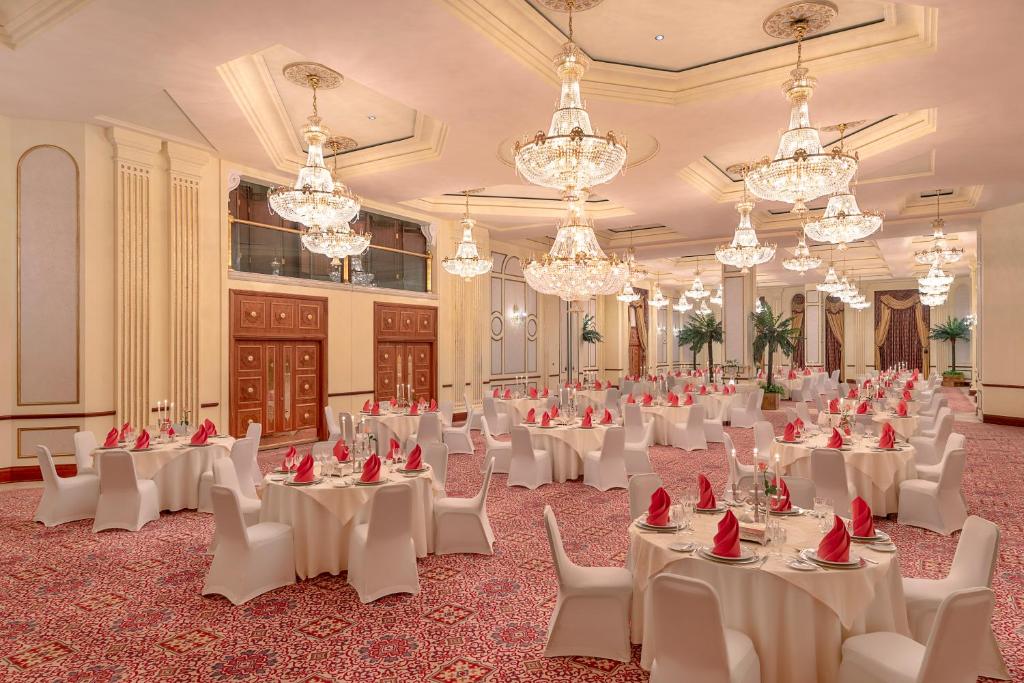 The Oberoi Madina المدينة أوبروي tesisinde bir restoran veya yemek mekanı