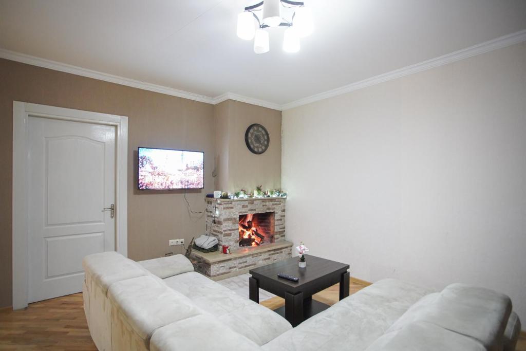 TV a/nebo společenská místnost v ubytování Zurabashvili Guest House